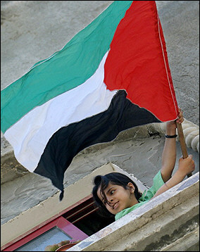 Palestine_girl_with_flag-284x358